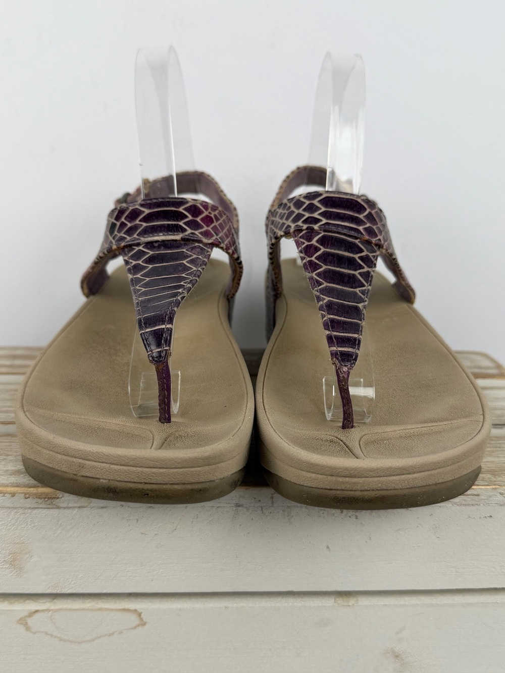 FitFlop sandals in a multicolored snake print with a T-strap design size 7 - Picture 6 of 12